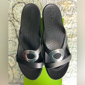 Crocs Women's Sanrah Hammered Met Sandal W Flat, black/black, size 10